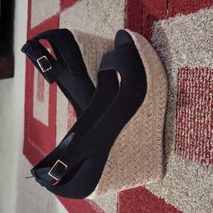 Black wedges